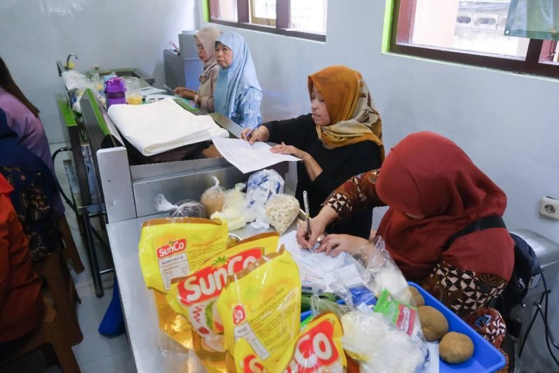 Pelatihan olahan makanan yang digelar Dinas Perdagangan, Perindustrian, Koperasi, dan Usaha Mikro (DPPKUM) di laboratorium memasak SMKN 3 Kota Magelang.