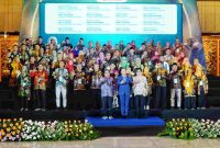 Para Kepala Sekolah di Kabupaten Magelang saat menerima penghargaan Adiwiyata dari Menteri Lingkungan Hidup RI Hanif Faisol Nurofiq di TMII Jakarta.
