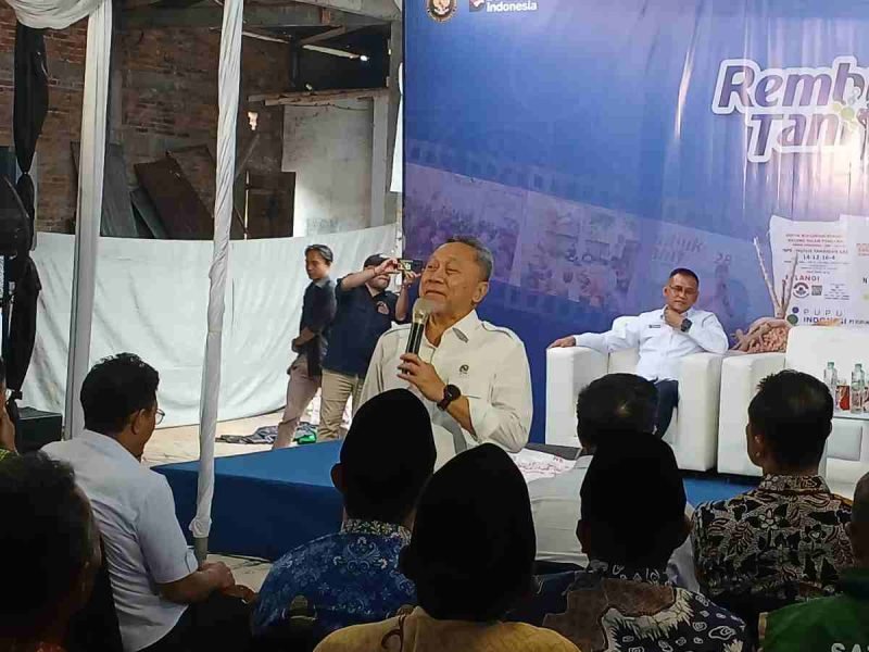 Menteri Koordinator Bidang Pangan Zulkifli Hasan saat menghadiri Rembuk Tani dan Sosialisasi Kebijakan Perubahan Harga Eceran Tertinggi (HET) Pupuk Bersubsidi di Kabupaten Magelang, Jumat (19/12/2025).