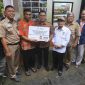 Wali Kota Magelang, Damar Prasetyono saat memberikan bantuan.