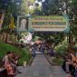 Para peziarah sedang beristirahat di lokasi kawasan Gunung Tidar, Kota Magelang, Jawa Tengah.