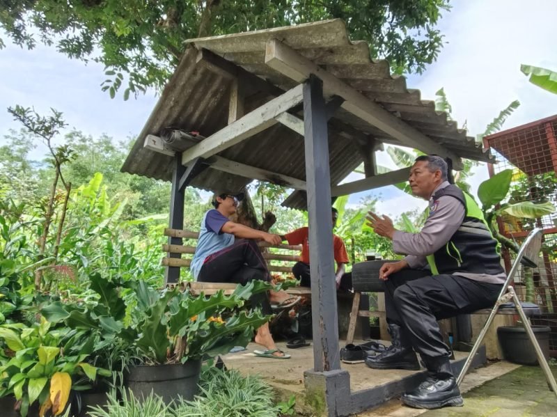 Bhabinkamtibmas Kramat Utara dampingi kelompok tani manfaatkan lahan pascapanen untuk tanam sayuran. 