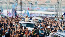Presiden Prabowo menemui para buruh dalam peringatan May Day di Monas, Jakarta.