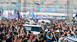 Presiden Prabowo menemui para buruh dalam peringatan May Day di Monas, Jakarta.