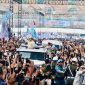 Presiden Prabowo menemui para buruh dalam peringatan May Day di Monas, Jakarta.