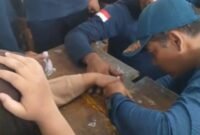 Petugas Damkar Kota Magelang mengevakuasi siswi yang jarinya masuk ke lubang meja sekolah.