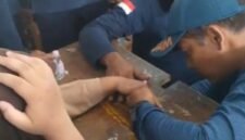 Petugas Damkar Kota Magelang mengevakuasi siswi yang jarinya masuk ke lubang meja sekolah.