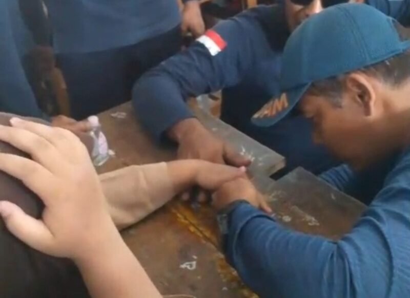 Petugas Damkar Kota Magelang mengevakuasi siswi yang jarinya masuk ke lubang meja sekolah.