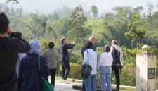 Rombongan Kedubes Perancis saat meninjau Gunung Merapi.