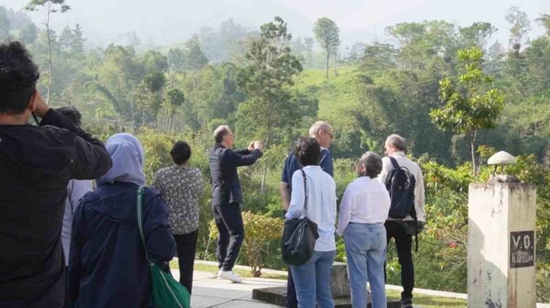 Rombongan Kedubes Perancis saat meninjau Gunung Merapi.