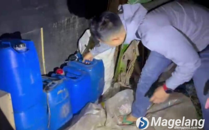  Tim gabungan Polresta Magelang dan Polsek Tegalrejo bongkar peredaran miras ilegal di Kecamatan Tegalrejo, Kabupaten Magelang. 