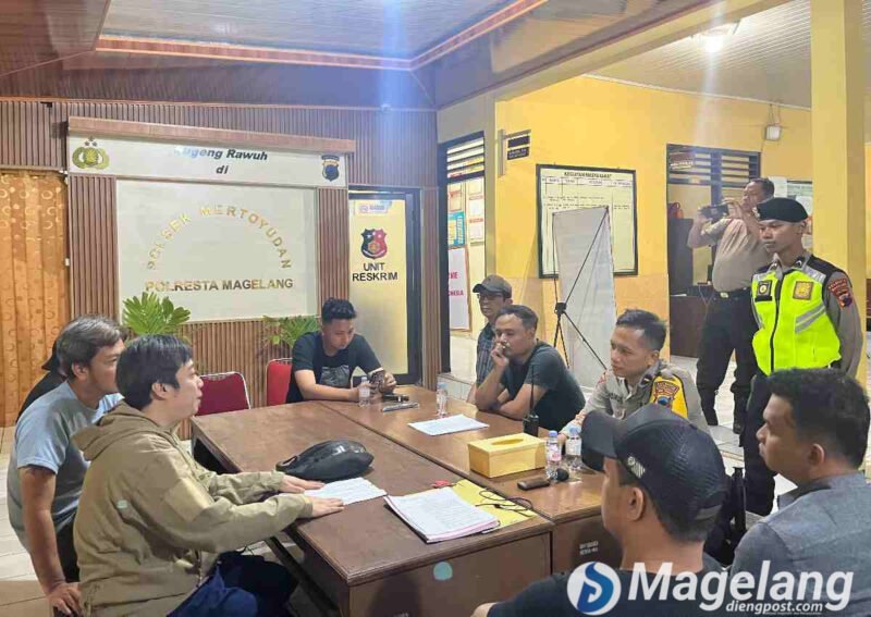 Upaya mediasi insiden dugaan perampasan kendaraan Magelang terjadi di halaman parkir Alfamidi Pakelsari, Desa Bulurejo, Kecamatan Mertoyudan, Kamis (2/7/2026) siang. 