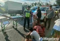 Satlantas Polresta Magelang bersama Polsek Secang mengevakuasi korban kecelakaan.