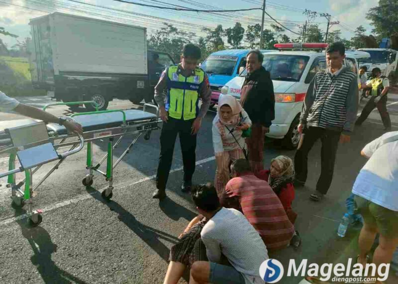 Satlantas Polresta Magelang bersama Polsek Secang mengevakuasi korban kecelakaan.