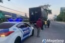Pihak kepolisian saat mengevakuasi truk mengalami kecelakaan tunggal di Magelang.
