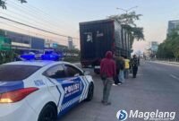 Pihak kepolisian saat mengevakuasi truk mengalami kecelakaan tunggal di Magelang.