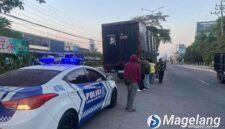 Pihak kepolisian saat mengevakuasi truk mengalami kecelakaan tunggal di Magelang.
