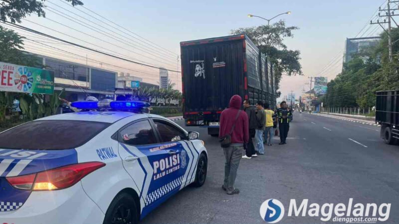 Pihak kepolisian saat mengevakuasi truk mengalami kecelakaan tunggal di Magelang.