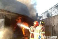 Tim Damkar Magelang saat berusaha memadamkan kobaran api di Pabrik Cengkeh 555.