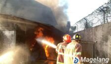 Tim Damkar Magelang saat berusaha memadamkan kobaran api di Pabrik Cengkeh 555.